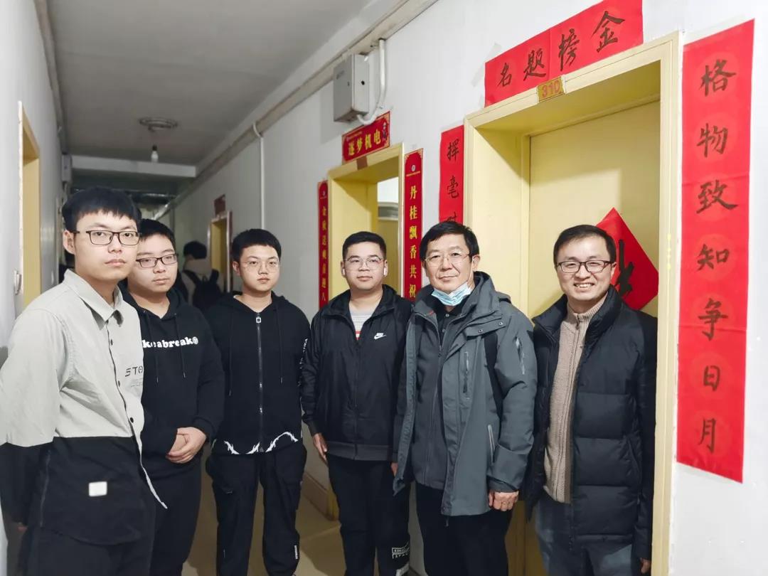 ����������