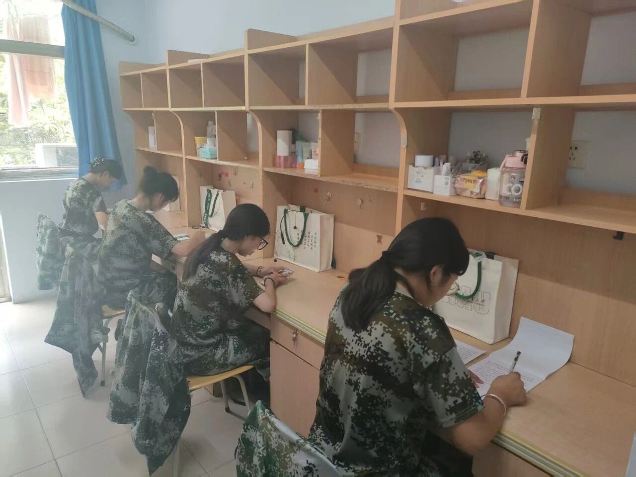 ����������