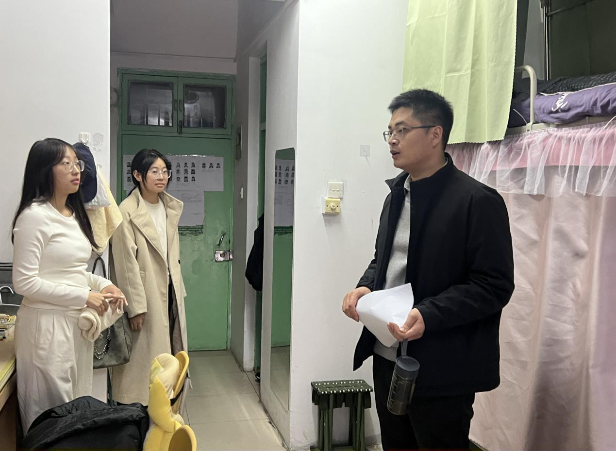 ����������