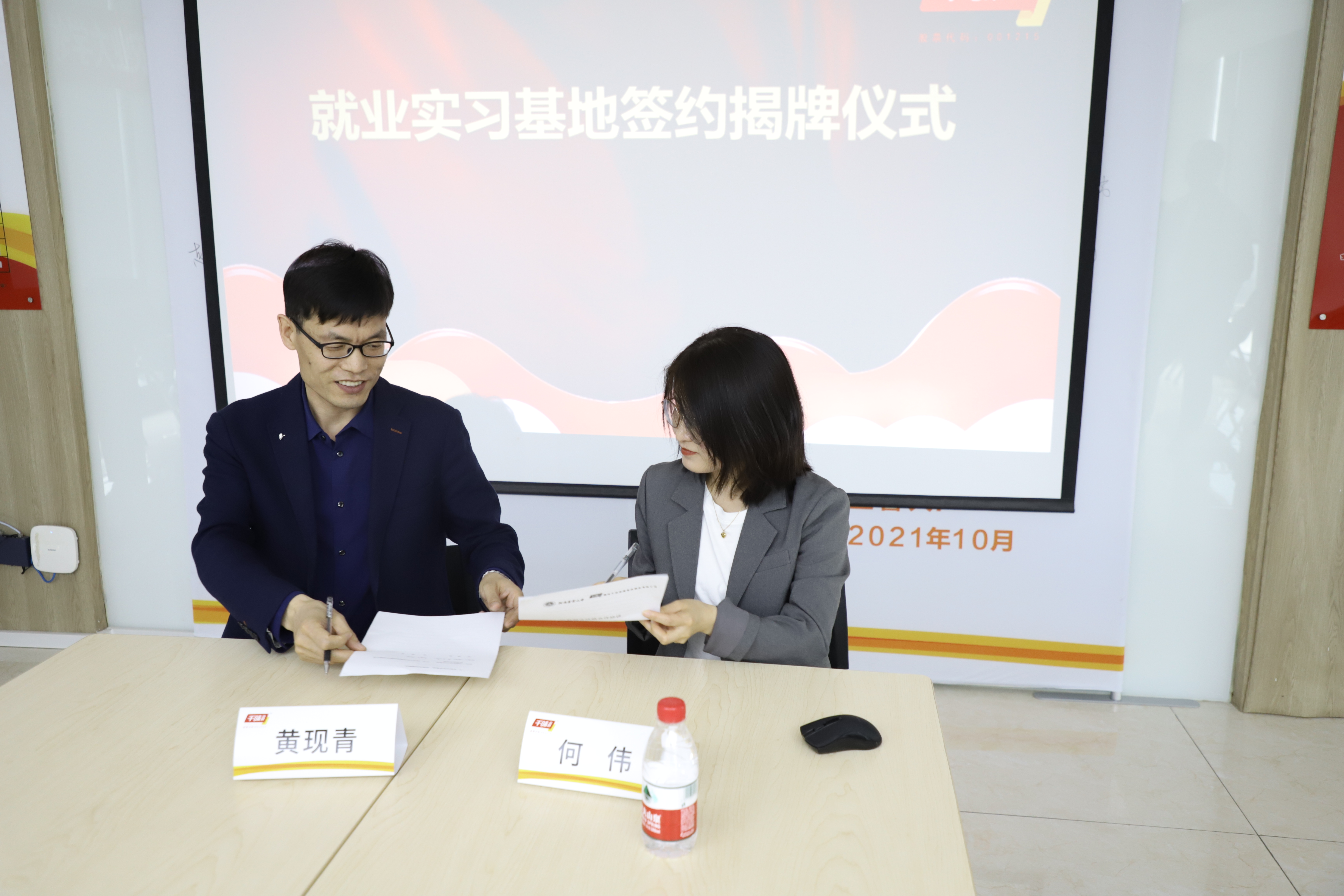 ����������