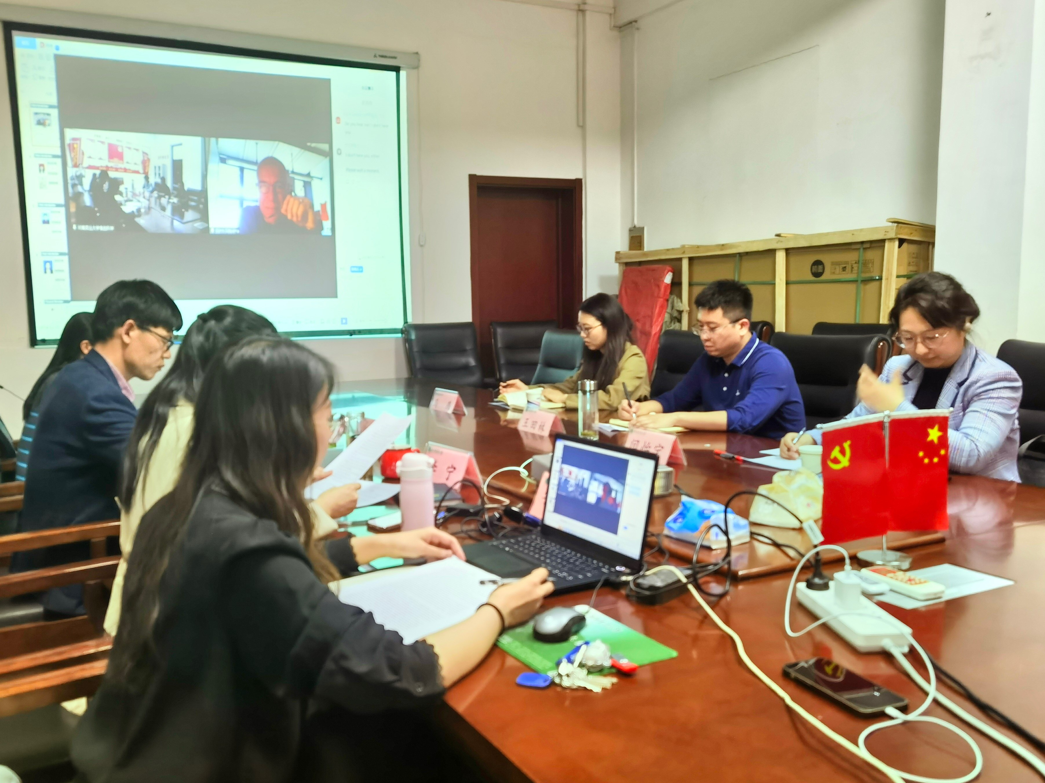 ����������